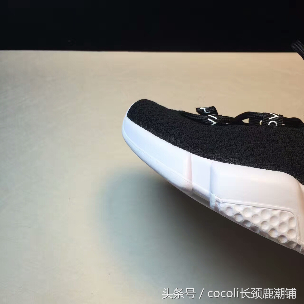 盘点那些年穿过的鞋子,袜子鞋什么时候开始流行