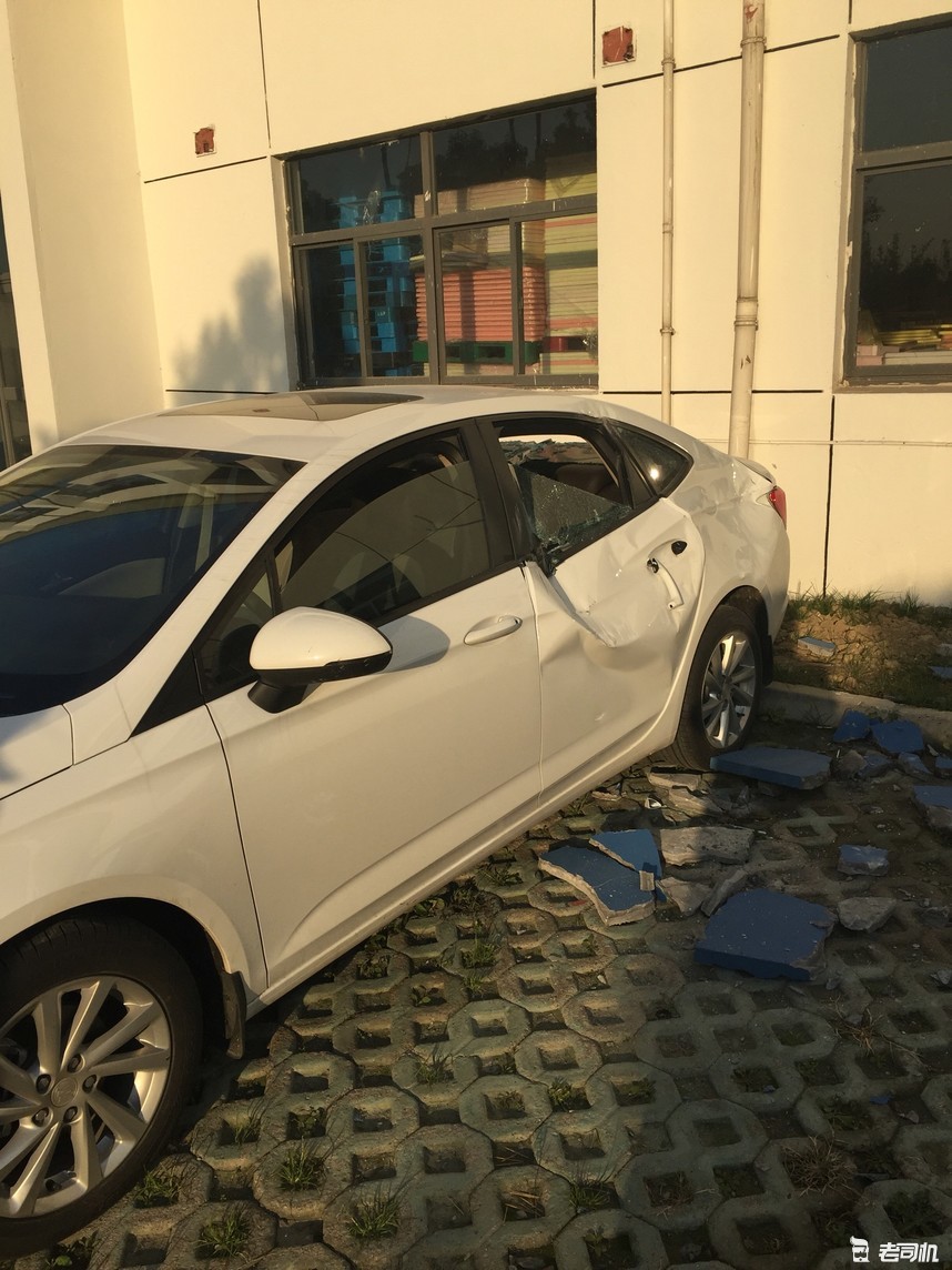 车撞到墙掉了漆该不该走保险,汽车被砸一直不报保险