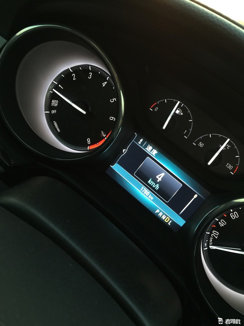 车撞到墙掉了漆该不该走保险,汽车被砸一直不报保险