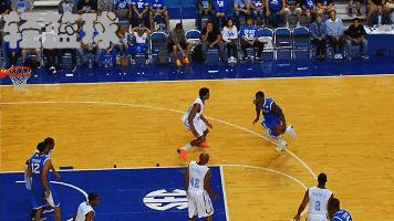 面对防守上篮技巧,面对高大防守人如何上篮