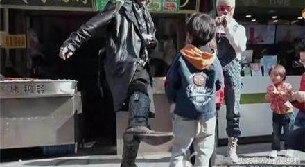 谢贤一巴掌,谢贤怒踹男孩