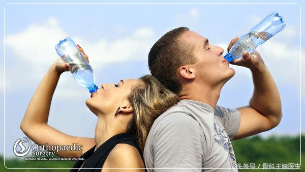 痛风的症状治疗痛风的简单方法,痛风的症状及治疗方法饮食