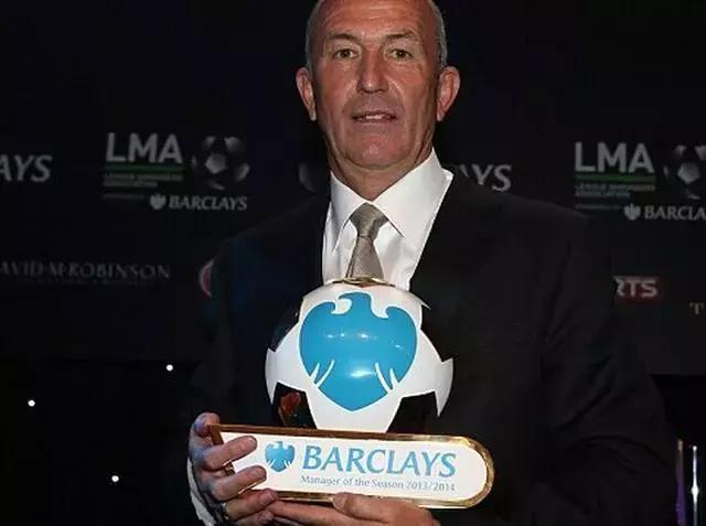 他曾是英超赛季最佳主帅，却死于“反足球”