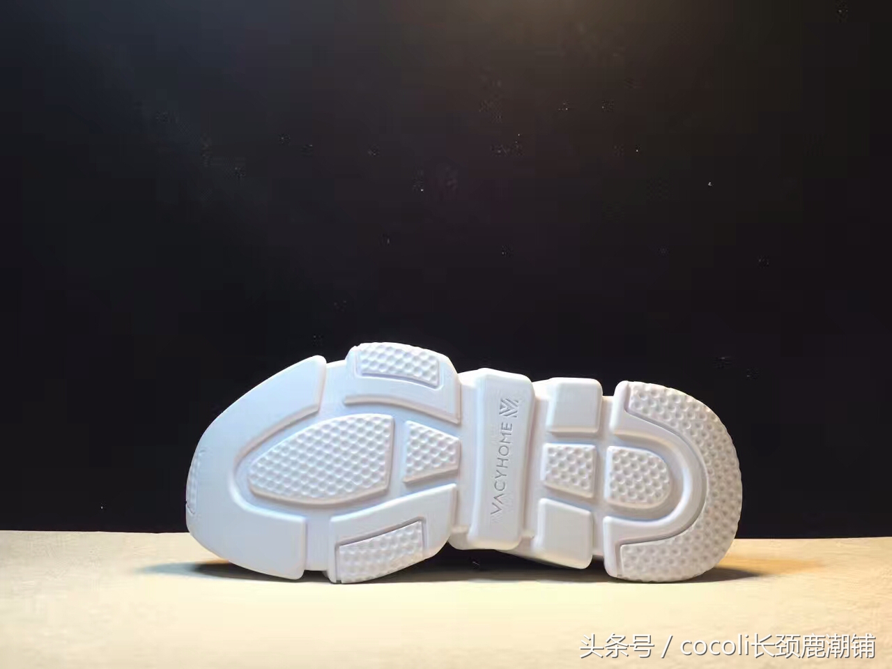 盘点那些年穿过的鞋子,袜子鞋什么时候开始流行