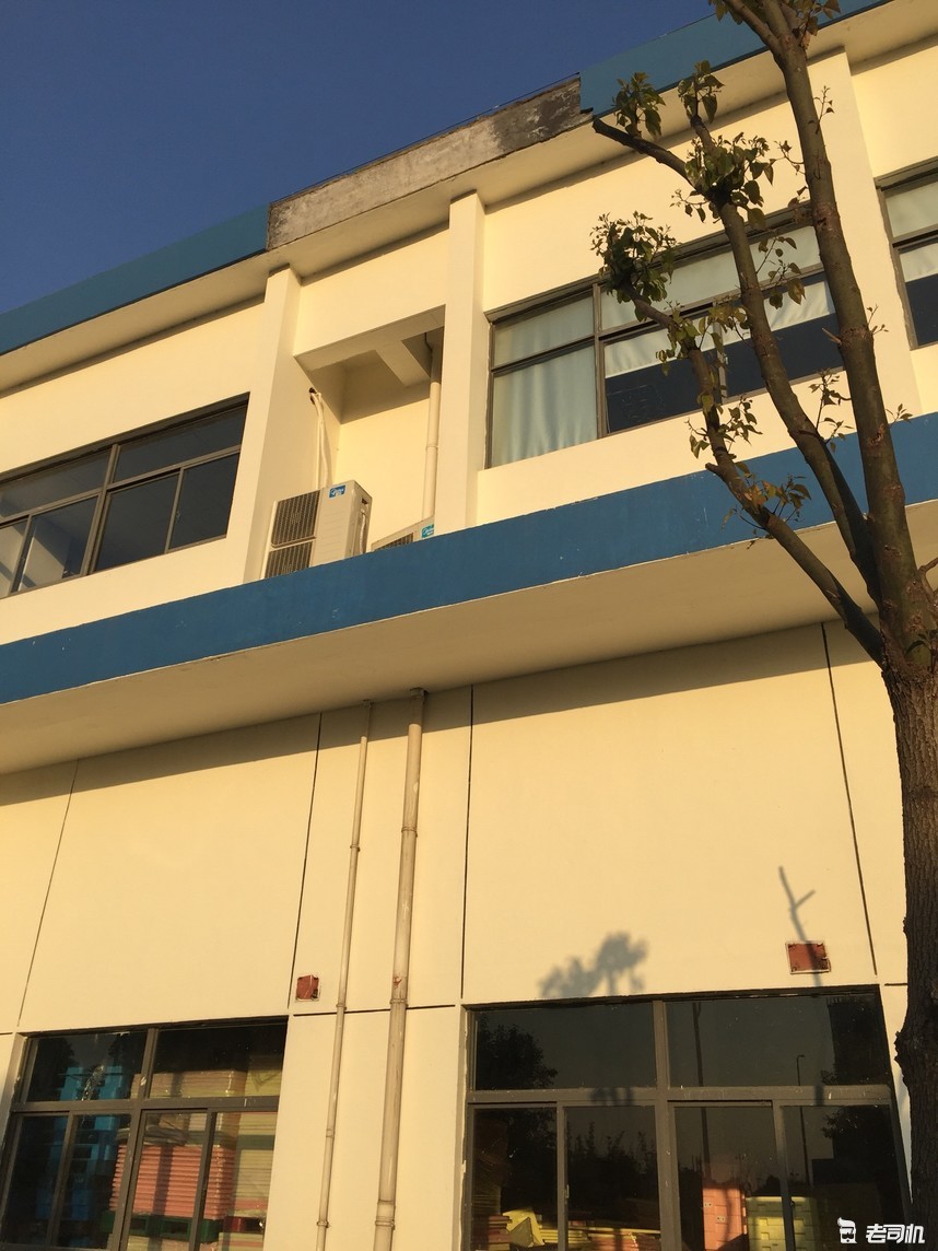 车撞到墙掉了漆该不该走保险,汽车被砸一直不报保险