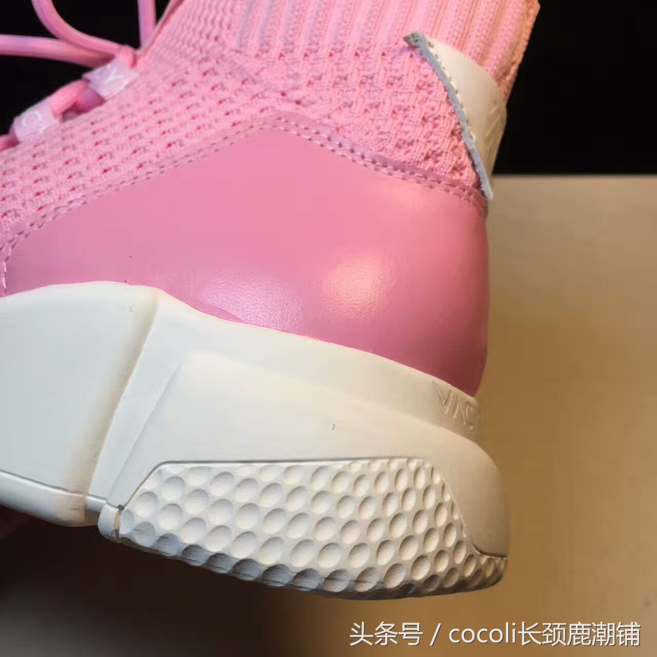 盘点那些年穿过的鞋子,袜子鞋什么时候开始流行