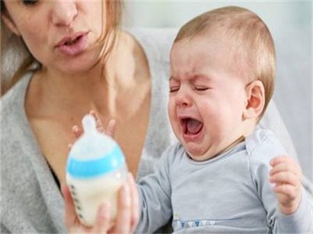 拍嗝反而吐奶更严重还需要拍嗝吗,宝宝多大不用拍嗝直接睡觉