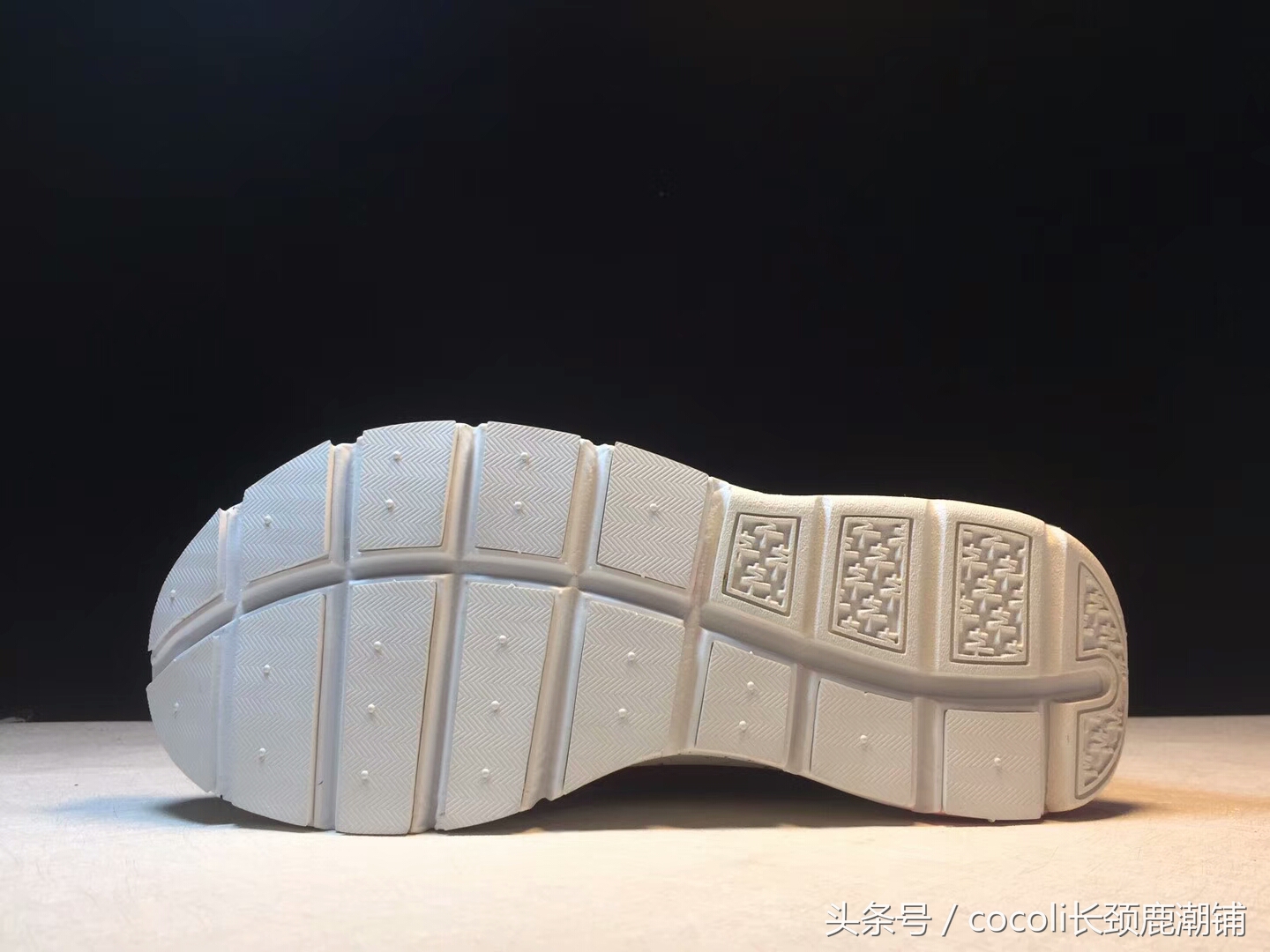 盘点那些年穿过的鞋子,袜子鞋什么时候开始流行