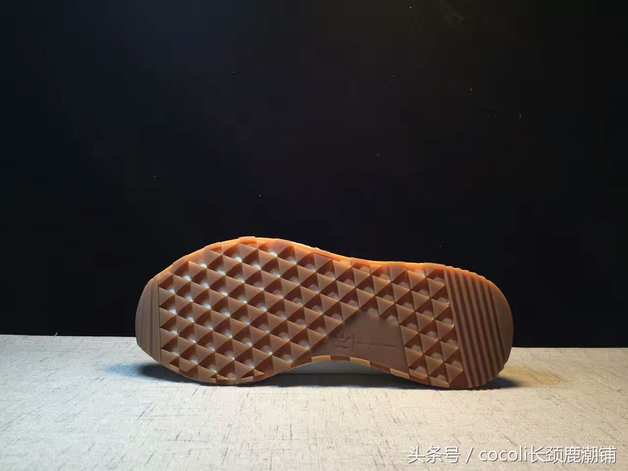 盘点那些年穿过的鞋子,袜子鞋什么时候开始流行