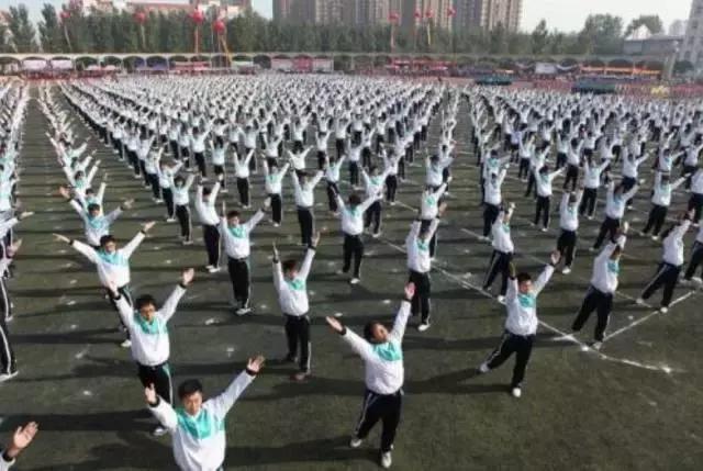 歪果仁看中国情侣用功夫打架,歪果仁听说中国人都会功夫