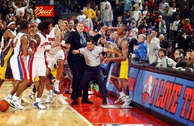 撞断别人两根肋骨,罗德曼和乔丹打过几次总决赛