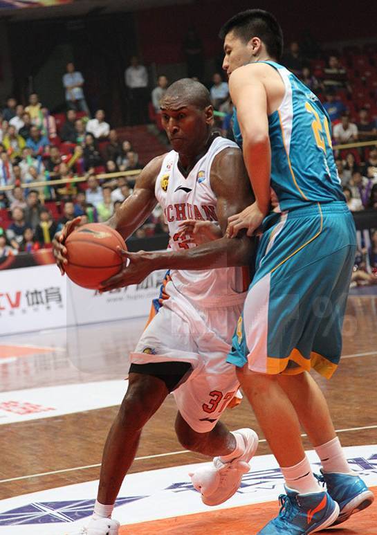 撞断别人两根肋骨,罗德曼和乔丹打过几次总决赛