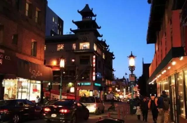 歪果仁看中国情侣用功夫打架,歪果仁听说中国人都会功夫