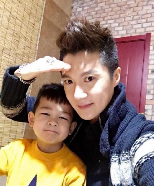 凌潇肃最近综艺节目艺人的诞生,凌潇肃与迟帅哪个个子比较高一点