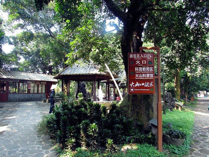 邂逅美丽椰城海口自由行攻略,海南岛自驾游摘椰子