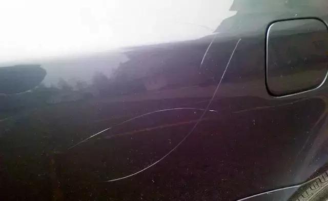 爱车有轻微划痕怎么处理,爱车有轻微的擦痕怎么办