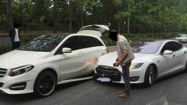 奔驰被特斯拉撞,奔驰特斯拉相撞奔驰车主