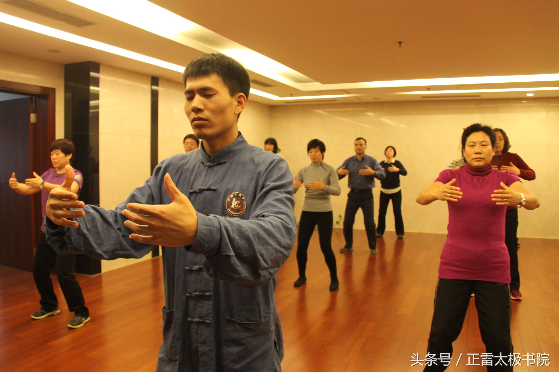 太极拳站桩后背酸痛,太极拳初学者如何站桩