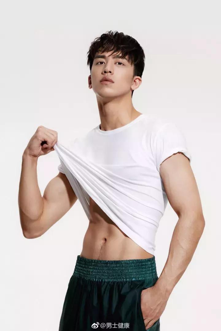 男人拍照不会笑怎么办,男人拍照不露脸