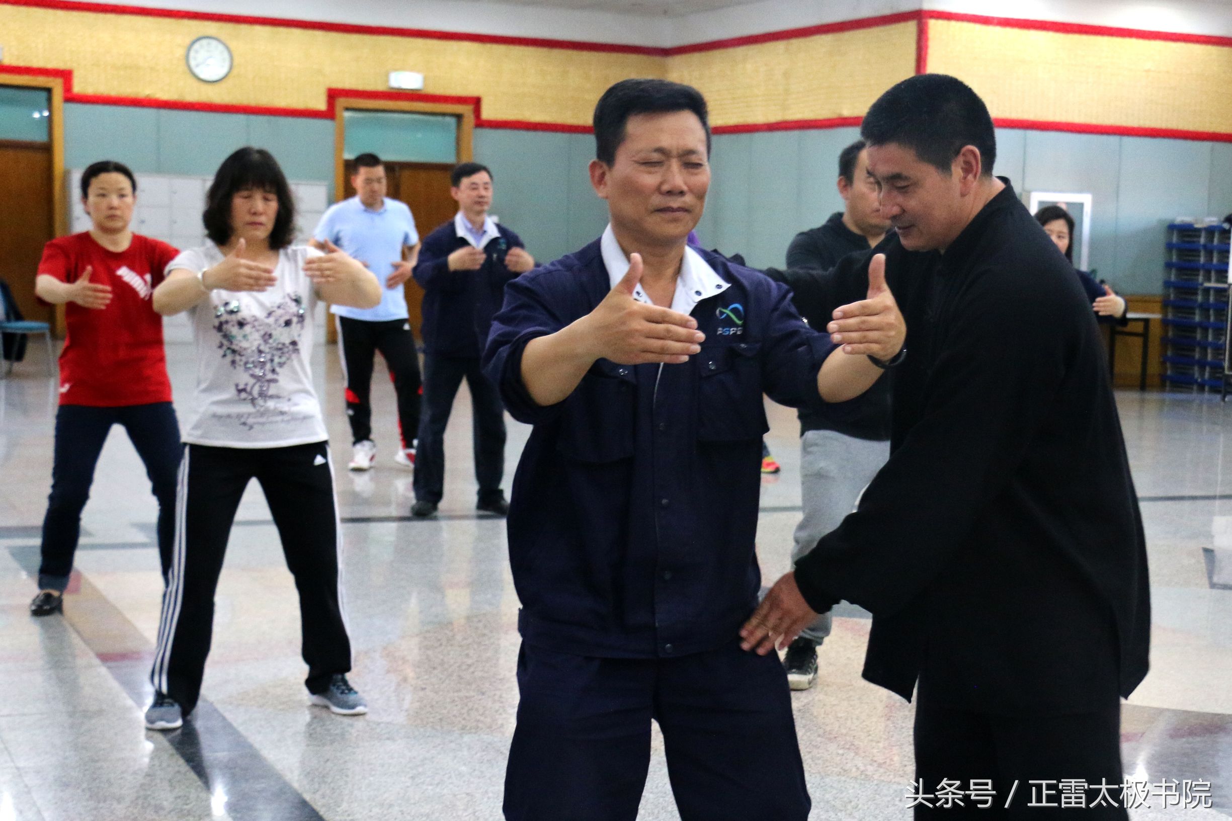 太极拳站桩后背酸痛,太极拳初学者如何站桩