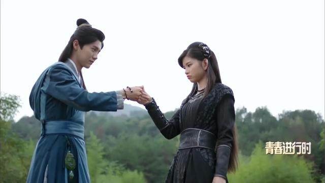 鹿晗择天记白衣造型,林思意择天记小黑龙吃东西