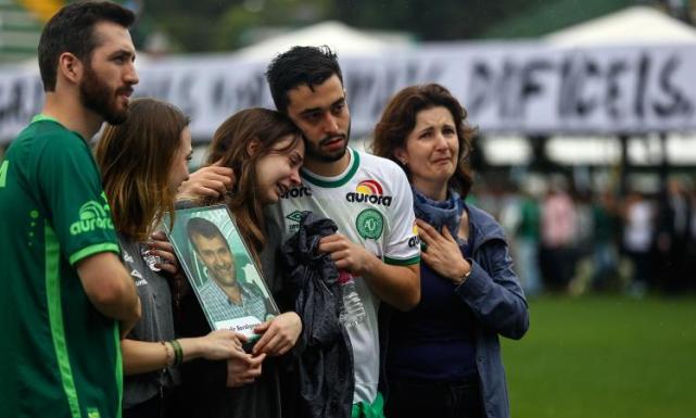 沙佩科恩斯空难后的比赛原视频,沙佩科恩斯空难感人瞬间