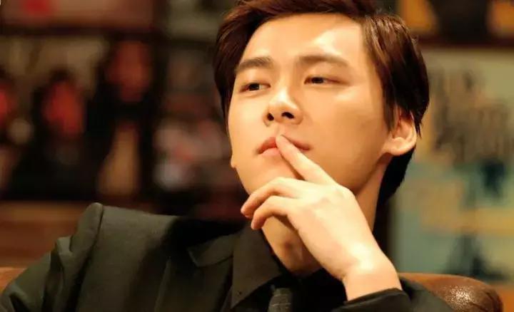 男人拍照不会笑怎么办,男人拍照不露脸