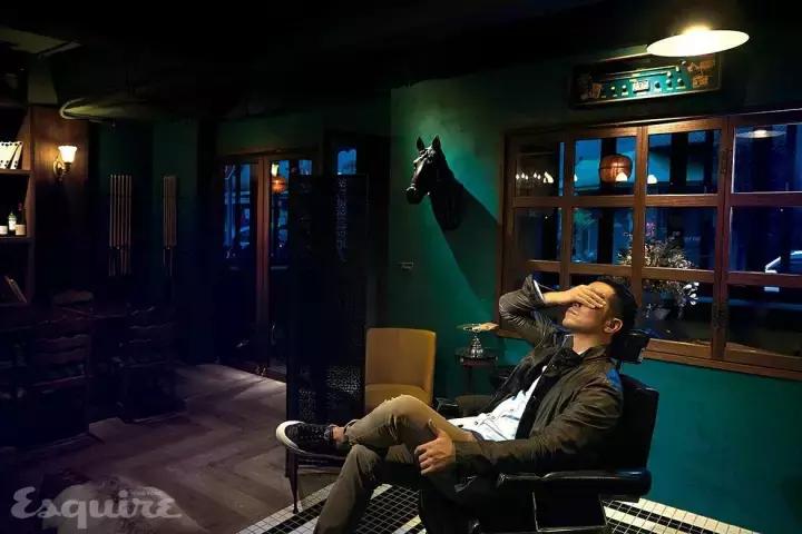 男人拍照不会笑怎么办,男人拍照不露脸