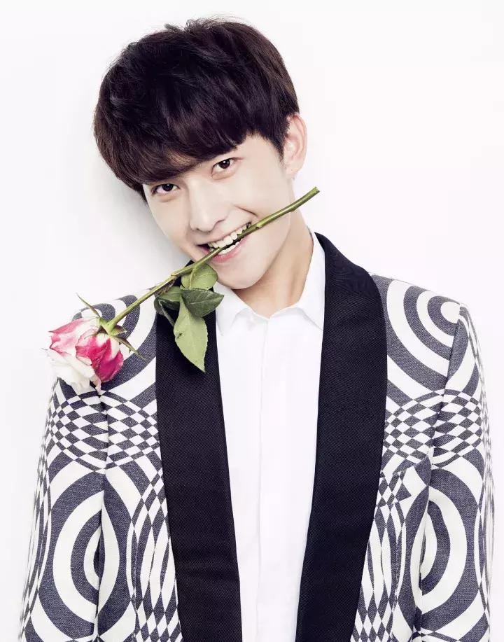 男人拍照不会笑怎么办,男人拍照不露脸