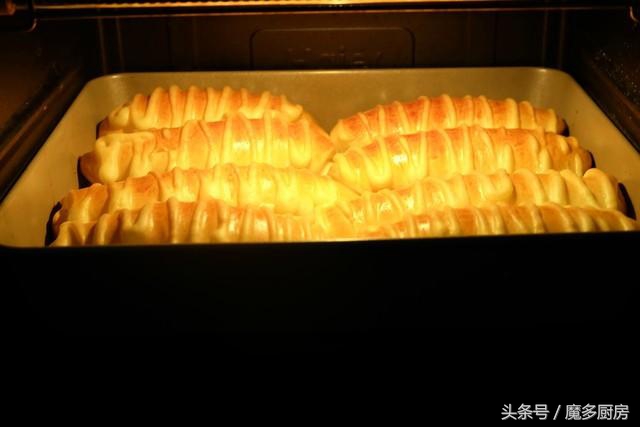 奶油毛毛虫面包松软香甜超好吃,奶油毛毛虫面包