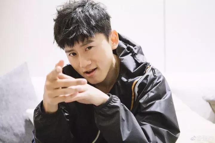 男人拍照不会笑怎么办,男人拍照不露脸