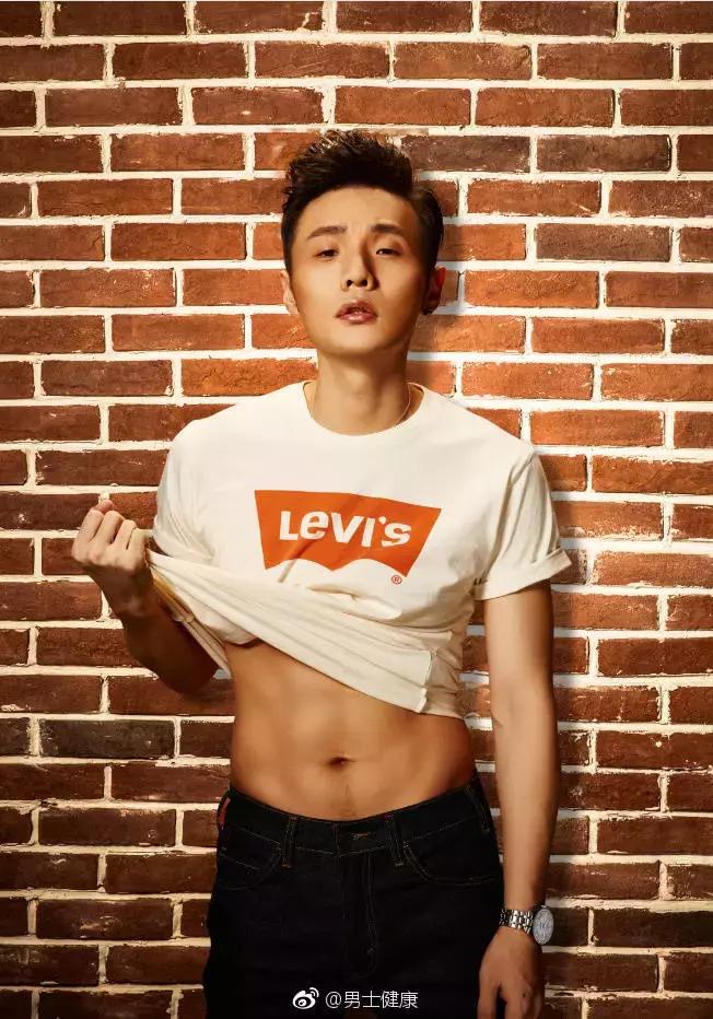 男人拍照不会笑怎么办,男人拍照不露脸