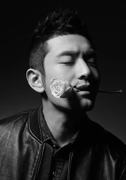 男人拍照不会笑怎么办,男人拍照不露脸