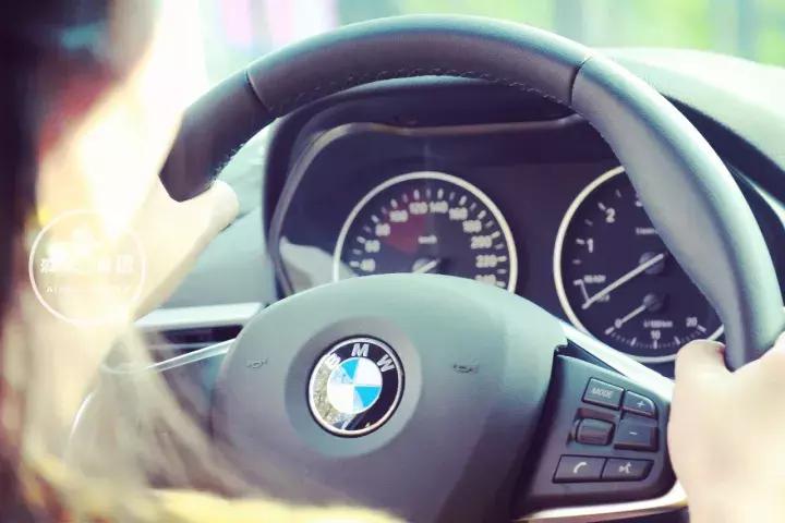 开着宝马的女生视频,开宝马的女人自拍