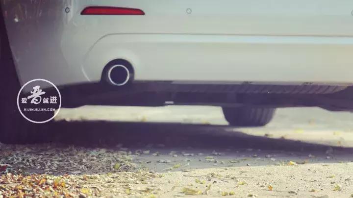 开着宝马的女生视频,开宝马的女人自拍