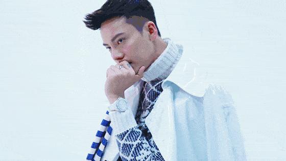 男人拍照不会笑怎么办,男人拍照不露脸