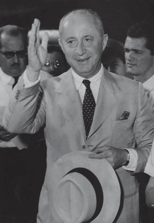 世界著名服装设计师的代表作品,深圳十大服装设计师品牌