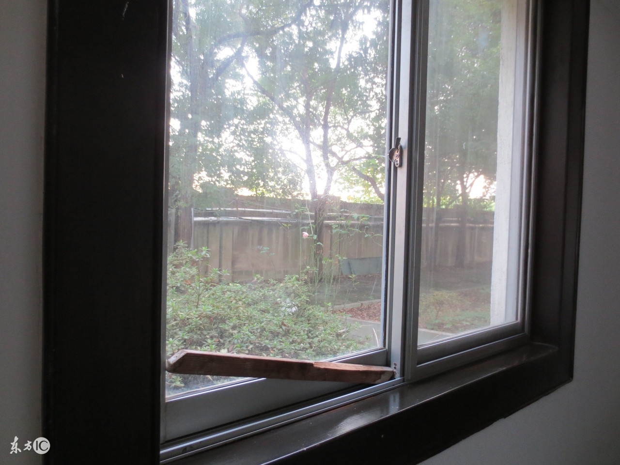 物业不让装防护栏怎么办,二楼不装防护栏是不是容易招小偷