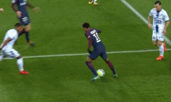 内马尔第一次插花脚停球,内马尔把姆巴佩的球踢飞