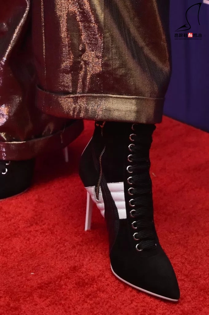 2017年“鞋业新闻成就奖”红毯上，精致的高跟鞋和靴子才最出彩