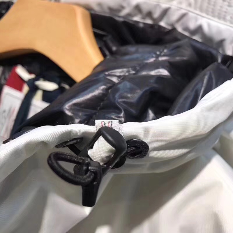 moncler和offwhite联名羽绒服,比moncler还高级的羽绒服