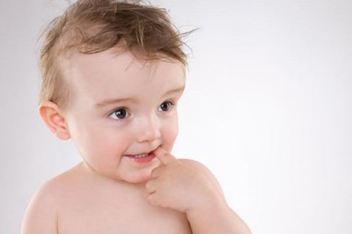 两岁的宝宝总爱吃手、摸*处私**是怎么回事？