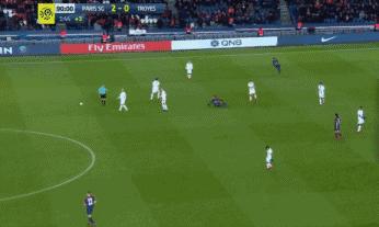 内马尔第一次插花脚停球,内马尔把姆巴佩的球踢飞