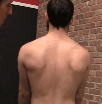 如何按让肩胛骨更凸出,肩胛骨突出怎么矫正一周见效