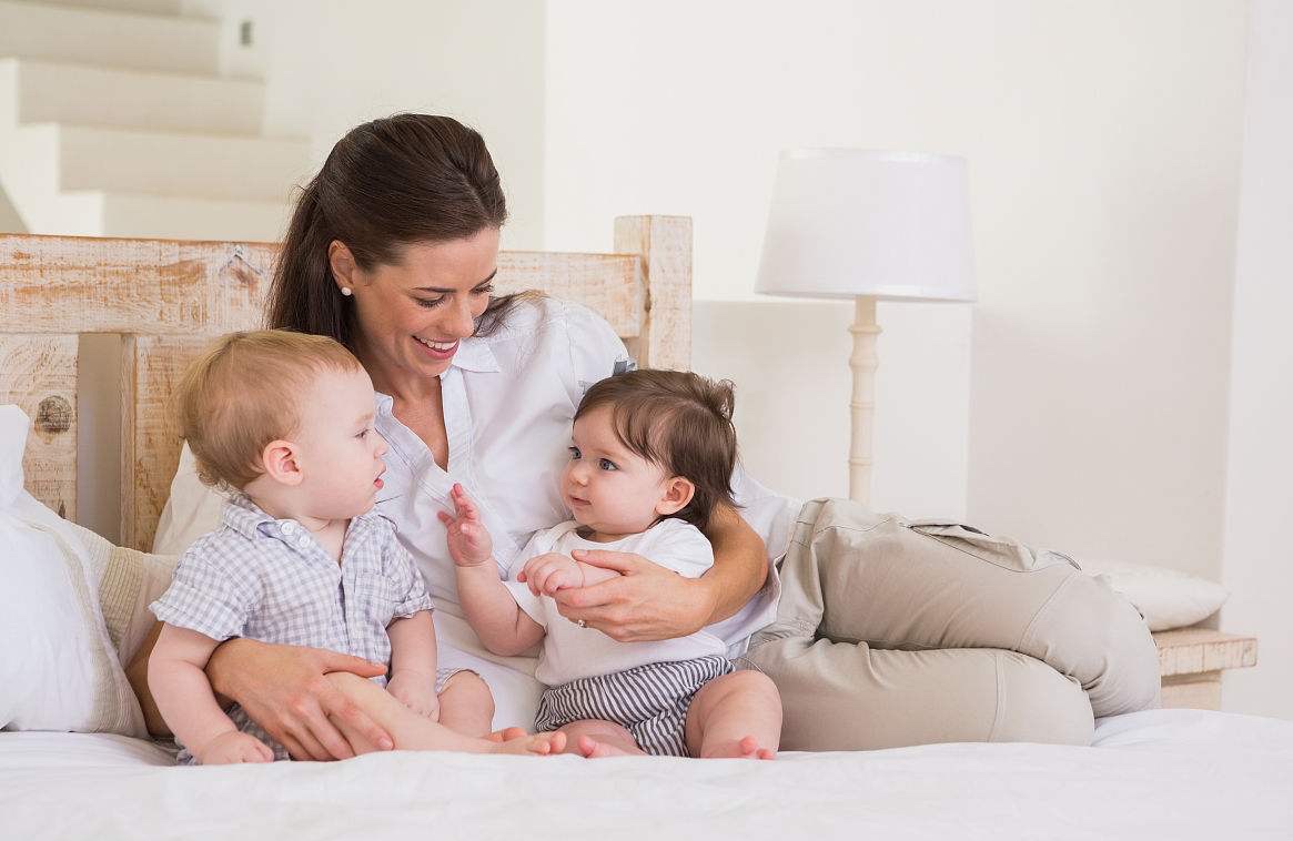 两岁的宝宝总爱吃手、摸*处私**是怎么回事？