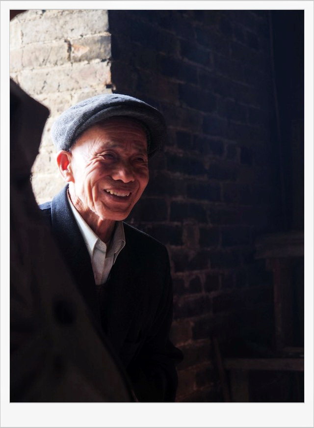 姑娘们个个都会做绣球，谁要是当这里的女婿可有福气了