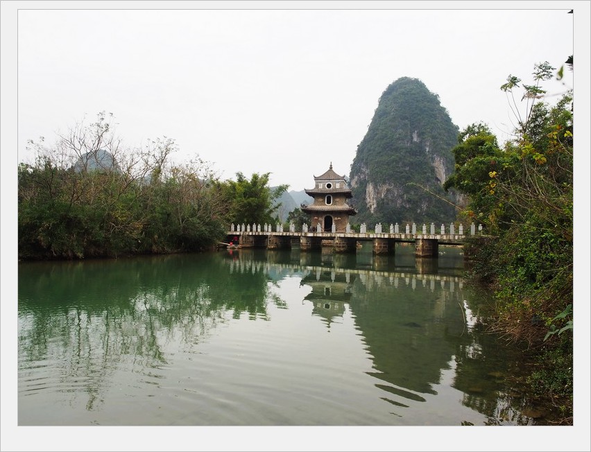 姑娘们个个都会做绣球，谁要是当这里的女婿可有福气了