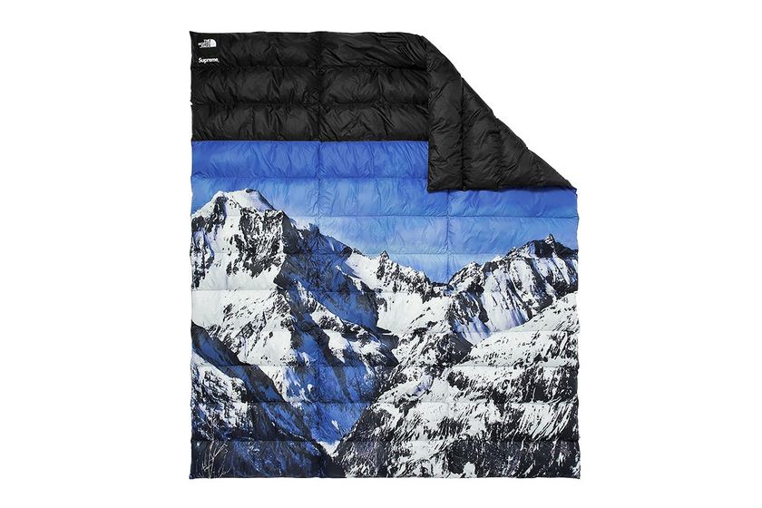 supremexthenorthface冲锋衣多少钱,supremexthenorthface联名雪山羽绒服