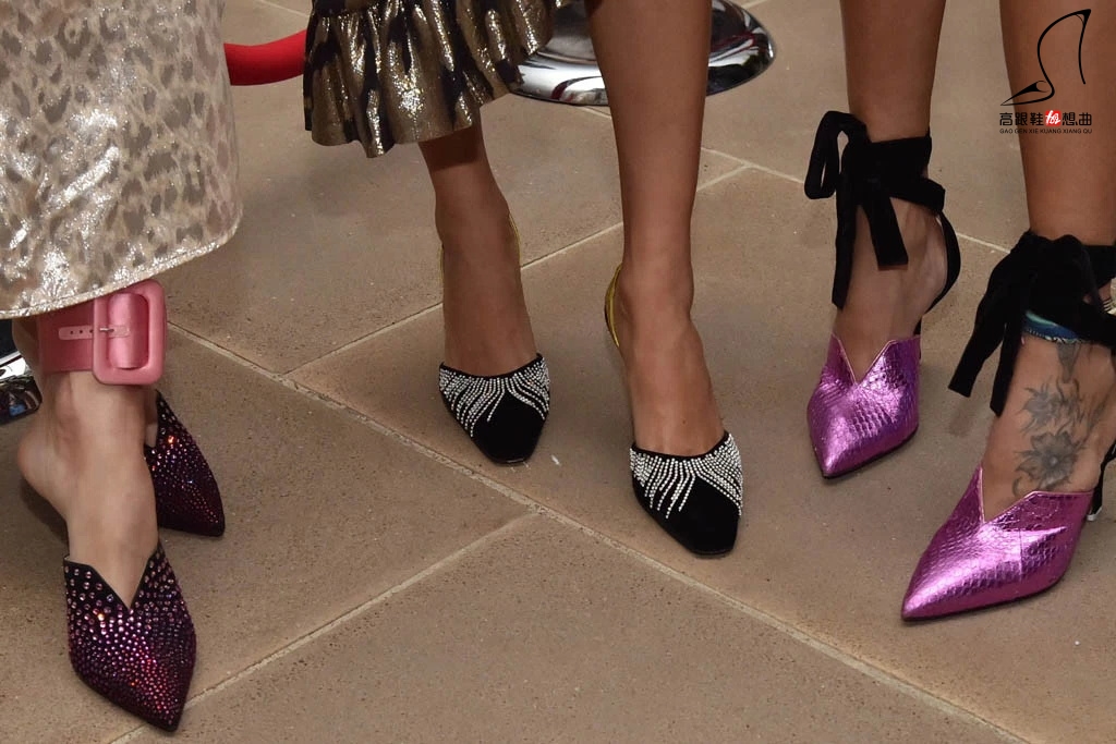 2017年“鞋业新闻成就奖”红毯上，精致的高跟鞋和靴子才最出彩