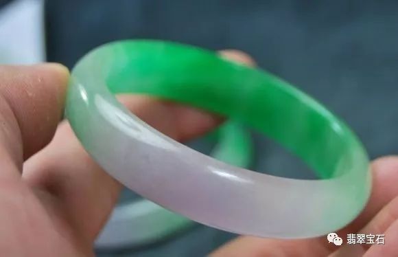 翡翠乌鸡真假辨别方法,用碎纸屑辨别翡翠真假
